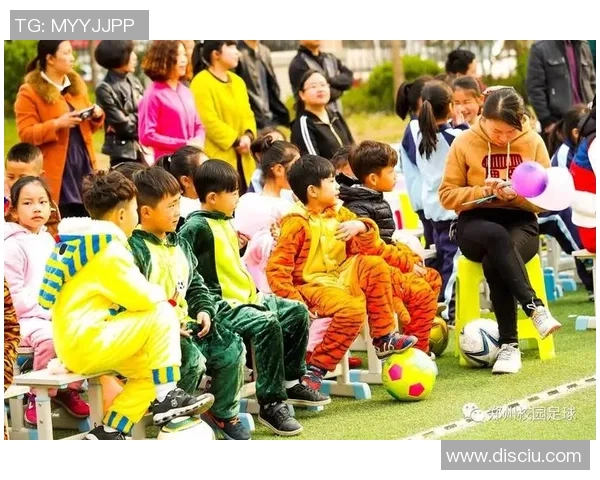 幼儿双人足球小游戏乐趣无穷亲子互动提升运动能力的最佳选择
